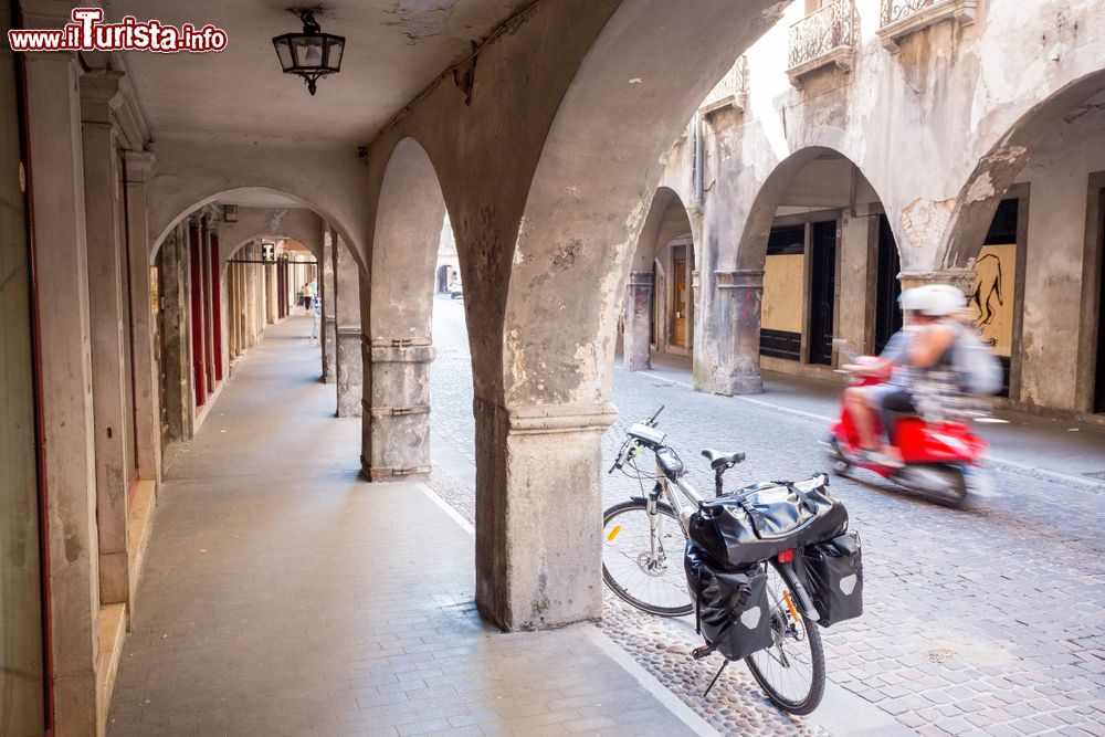 Immagine Una bicicletta lungo i portici del quartiere Serravalle di Vittorio Veneto, provincia di Treviso. Le origini di questo borgo sono molto antiche e si fanno risalire all'epoca romana.