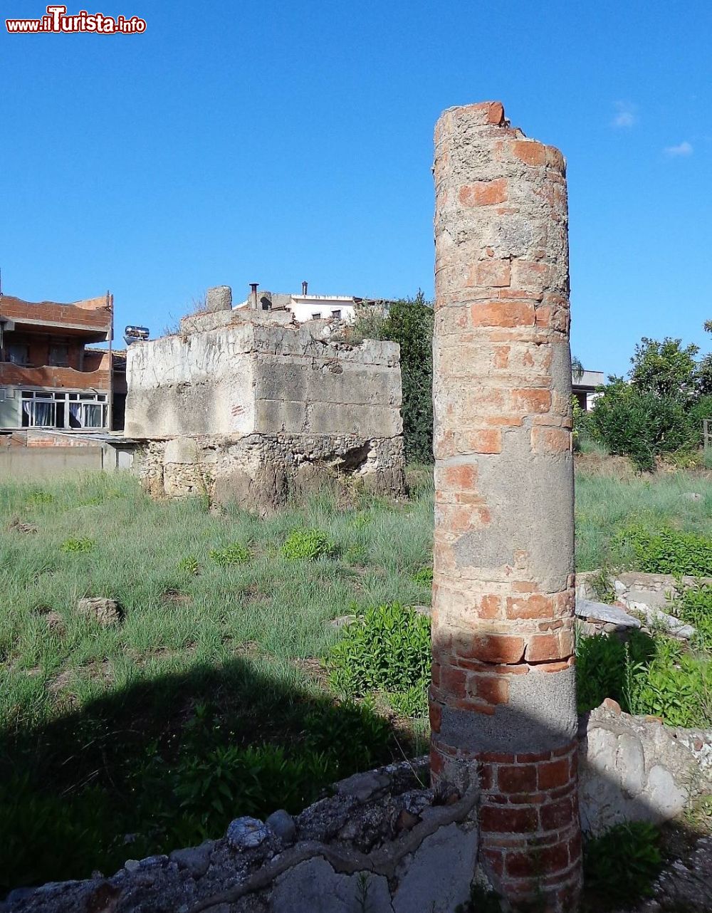 Immagine Una colonna tra le rovine di una Villa romana a Terme Vigliatore, provincia di Messina