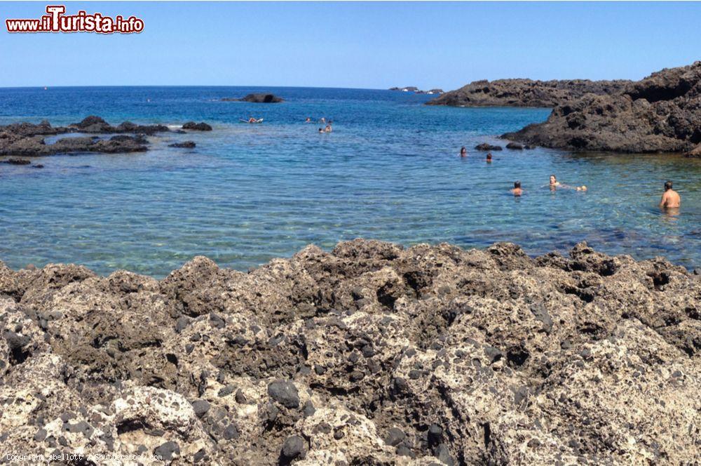 Immagine Una delle spiagge della costa nord-occidentale di Ustica in Sicilia - © sbellott / Shutterstock.com