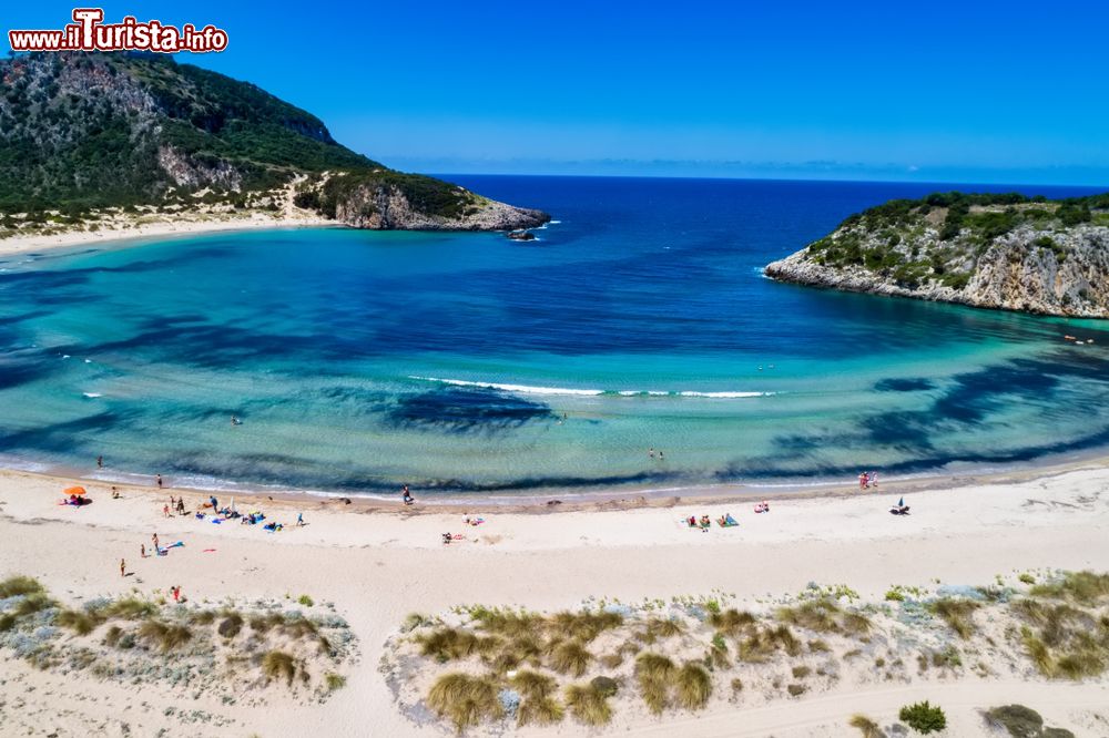 Immagine Una delle spiagge imperdibili del Peloponneso: Voidokilia beach si rova nella regione Messinia in Grecia