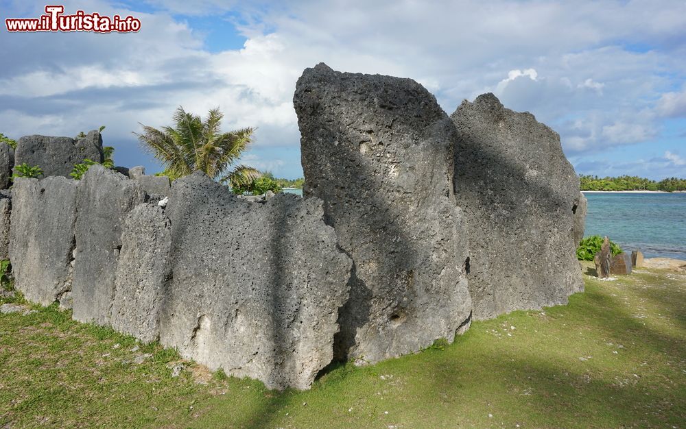 Immagine Una grande struttura in pietra lungo la costa dell'isola di Huahine: si tratta del luogo sacro di Marae Anini (Polinesai Francese).