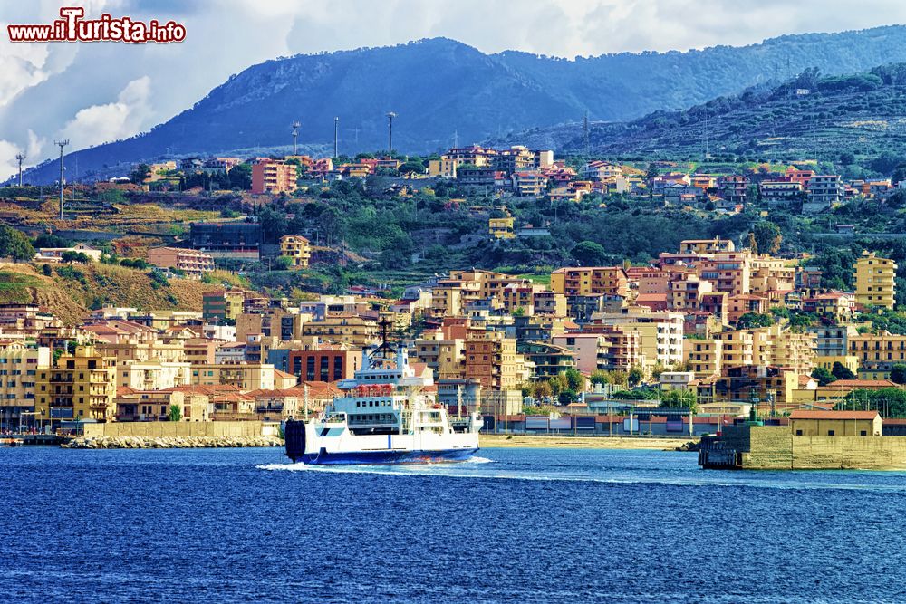Immagine Una nave passeggeri nel Mar Mediterraneo a Villa San Giovanni, Reggio Calabria, Calabria. La città si affaccia sullo Stretto di Messina ed il suo porto è il principale per il traghettamento verso la Sicilia.