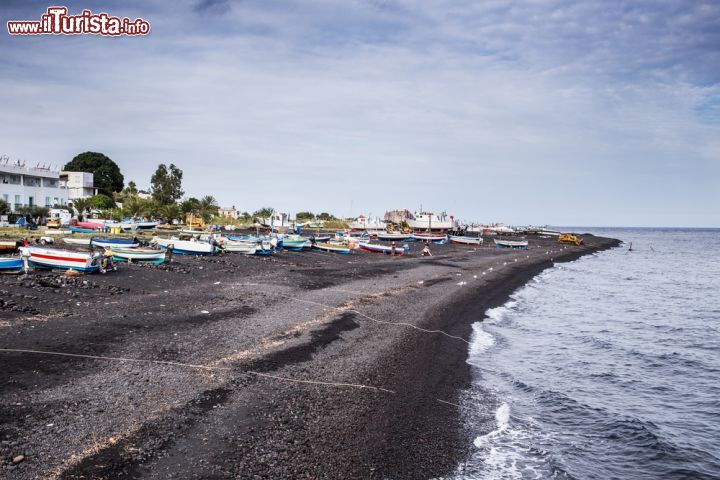 Immagine Una spiaggia di sabbia e ciottoli neri sull'isola vulcanica di Stromboli, arcipelago delle Eolie. - © funkyfrogstock / Shutterstock.com