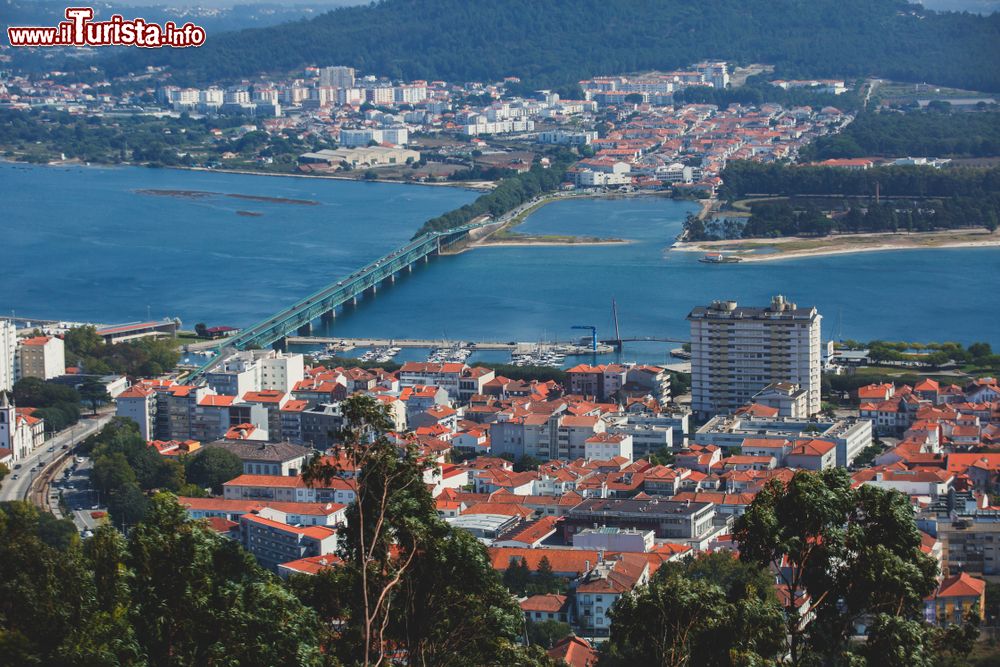 Immagine Una veduta dall'alto di Viana do Castelo, Portogallo. Un suggestivo panorama della cittadina dal punto di osservazione della basilica Santa Luzia.