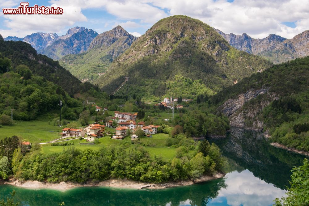 Immagine Uno scorcio del  Parco Naturale delle Dolomiti Friulane, siamo in provincia di Pordenone