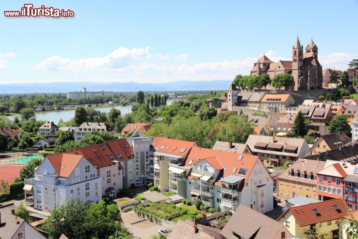 Immagine Uno scorcio del centro di Breisach con il fiume Reno sullo sfondo (Germania) - © 142226404 / Shutterstock.com