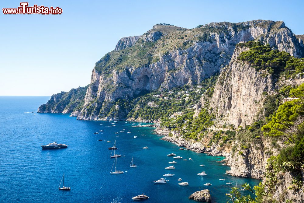 Immagine Uno scorcio della costa rocciosa di Capri, una delle isole campane
