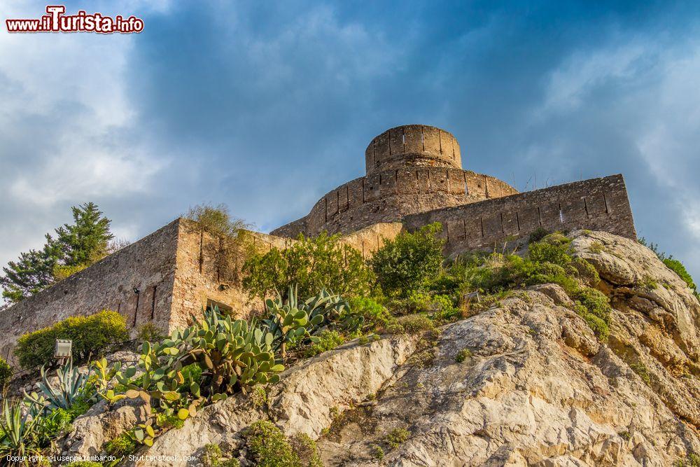 Immagine Uno scorcio della fortezza normanna di Forza d'Agrò, provincia di Messina: vi si accede tramite una lunga e ripida scalinata in pietra - © giuseppelombardo / Shutterstock.com