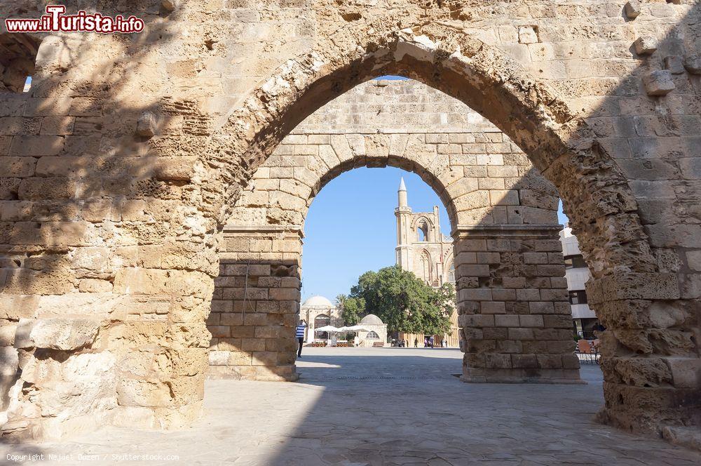 Immagine Uno scorcio della Lala Mustafa Pasa Mosque a Famagosta, Cipro Nord. E' una delle principali attrazioni della cittadina: costruita fra il 1298 e il 1400, fu poi consacrata come cattedrale cattolica romana nel 1328 per poi essere trasformata in moschea in seguito alla conquista della città da parte dell'Impero Ottomano nel 1571 - © Nejdet Duzen / Shutterstock.com