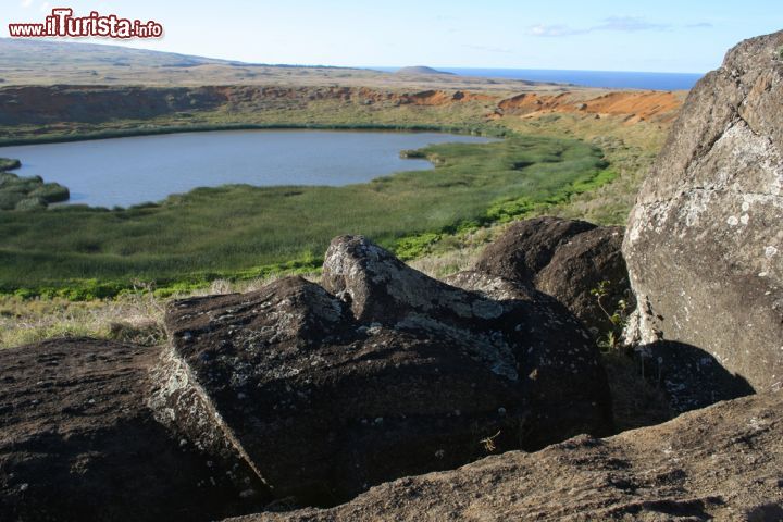Immagine Uno scorcio di Rano Raraku sull'isola di Pasqua, Cile. Si tratta di una cava di pietra situata presso l'omonimo cratere vulcanico: da qui deriva la pietra utilizzata per creare i grandi busti Moai  - © 10587475 / Shutterstock.com