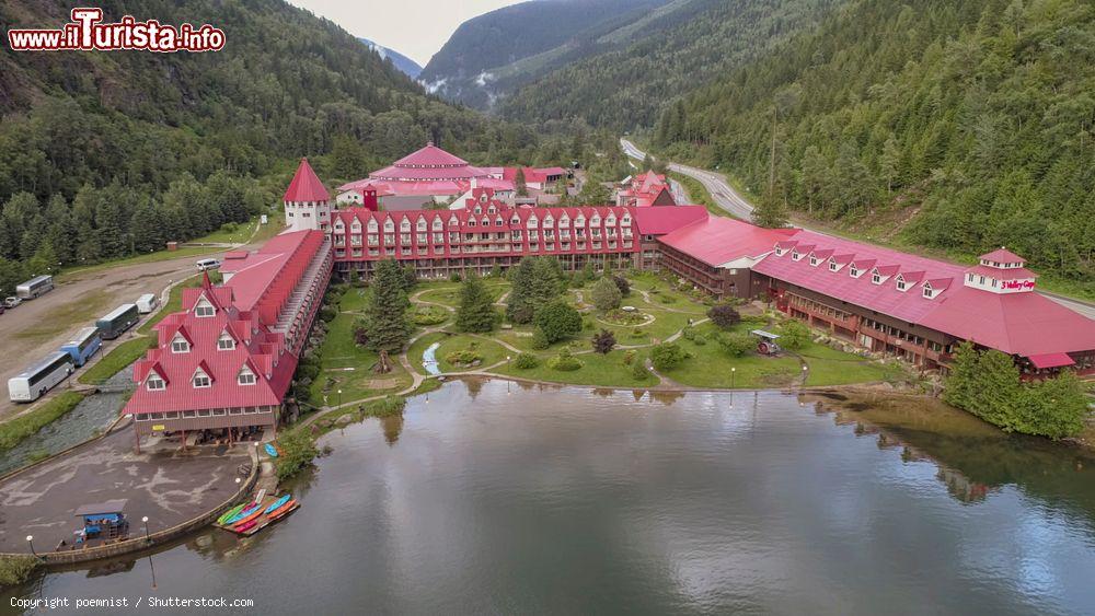 Immagine Veduta aerea del castello di Three Valley Lake a Revelstoke, Canada. Siamo nella parte sud occidentale della provincia canadese della Britsh Columbia  - © poemnist / Shutterstock.com