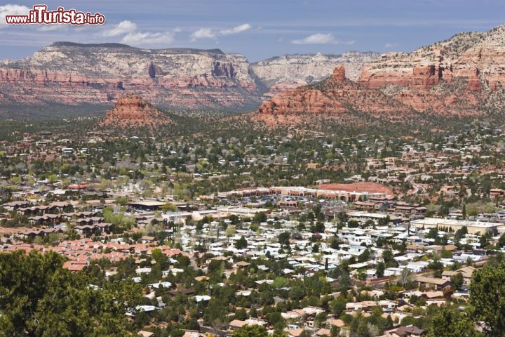 Immagine Veduta aerea della città di Sedona, Arizona, con le famose rocce rosse sullo sfondo. Fra gli anni Cinquanta e Settanta, è stata location di molti film western - © Scott Prokop / Shutterstock.com