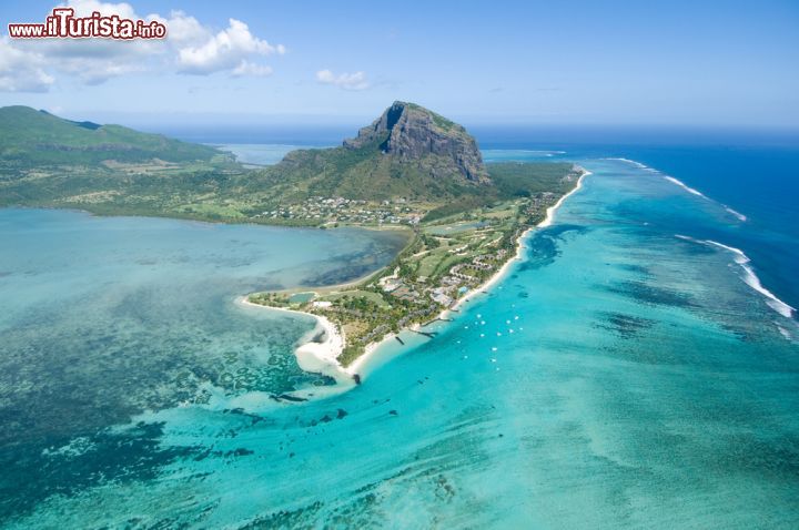 Immagine Veduta aerea della penisola Le Morne Brabant, a Mauritius - perla dell'oceano indiano, l'isola di Mauritius cela delle bellezze stupefacenti anche tra i monti e il promontorio di roccia basaltica della penisola di Le Morne Brabant nè è il più fulgido esempio, tanto che per la sua inestimabile bellezza e per il patrimonio naturalistico e paesaggistico che rappresenta, è stata iscritta nella prestigiosa lista dei patrimoni dell'umanità dall'UNESCO. - © Sapsiwai / Shutterstock.com