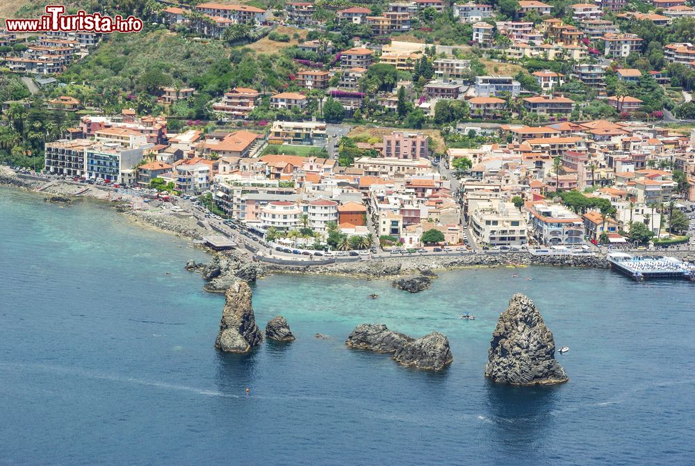 Immagine Veduta aerea di Aci Trezza sulla Riviera dei Ciclopi, Sicilia orientale