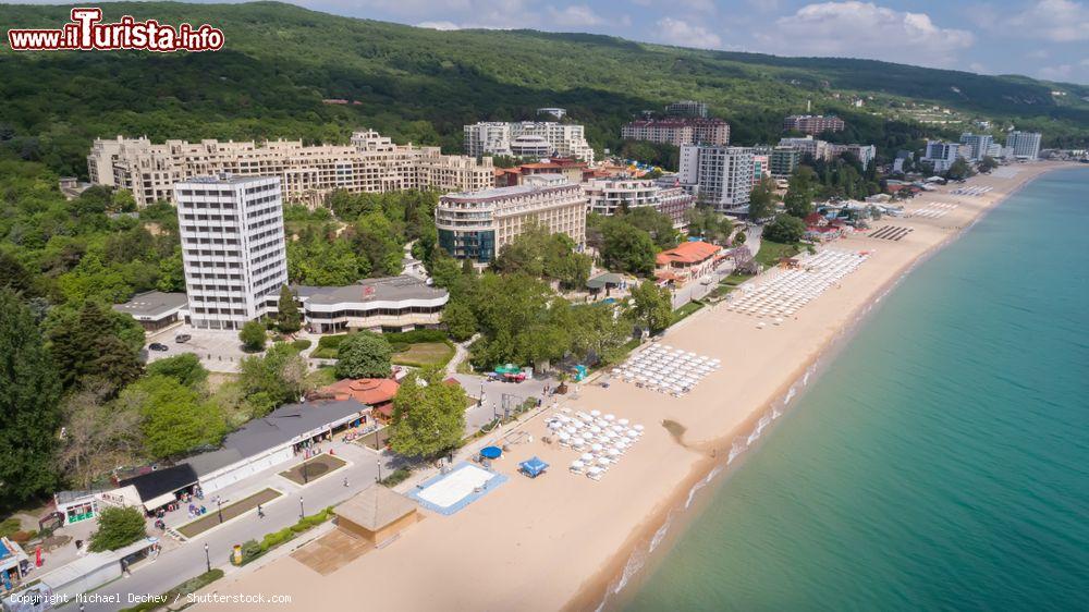 Immagine Veduta aerea di Golden Sands con un tratto di litorale e gli hotels, Bulgaria - © Michael Dechev / Shutterstock.com