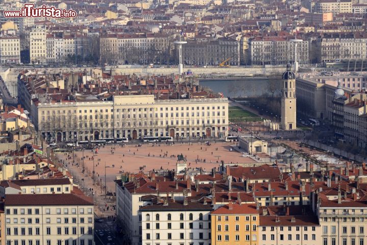 Immagine Veduta aerea di piazza Bellecour a Lione, Francia. Chi visita Lione non può perdersi una passeggiata in Place Bellecour, la più grande della città con i suoi 62 mila metri quadrati di superficie - © Dunescg / Shutterstock.com