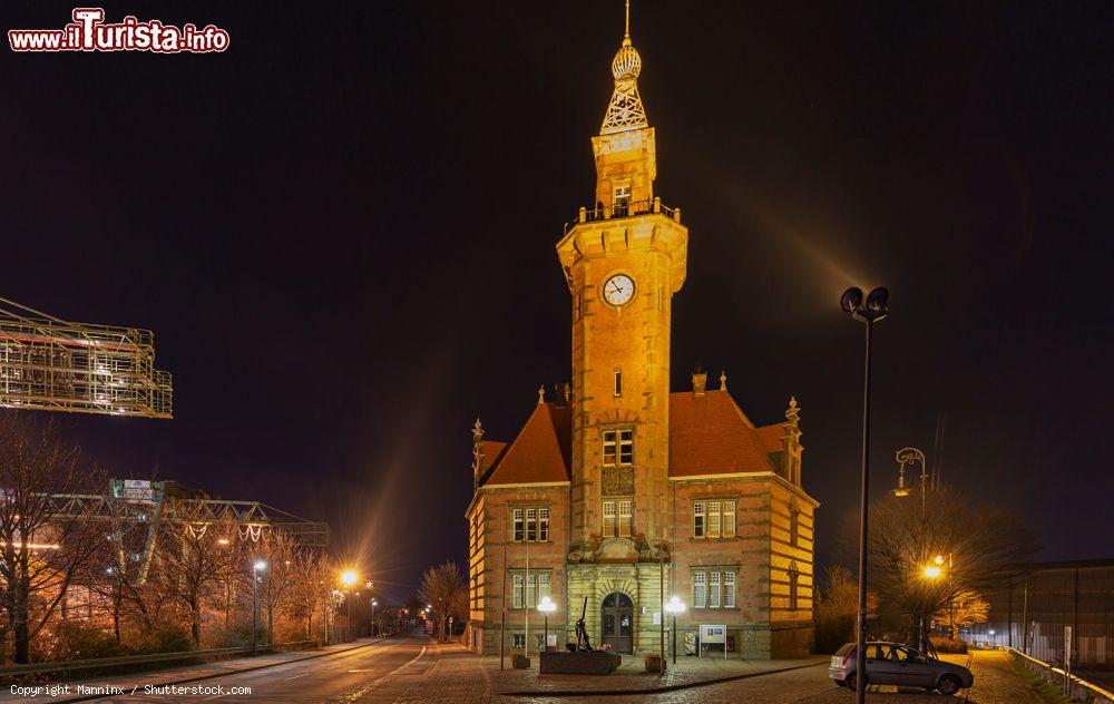 Immagine Veduta by night dell'antica Port Authority di Dortmund, Germania - © Manninx / Shutterstock.com