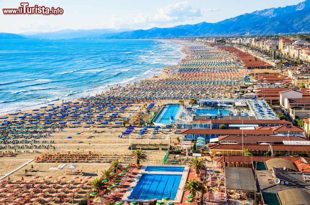 Immagine Veduta dall'alto della costa di Viareggio, Versilia, con la spiagge attrezzate (Toscana). Raggiungibile in meno di mezz'ora da Forte dei Marmi, Viareggio è racchiusa fra il mare e le candide vette delle Apuane.