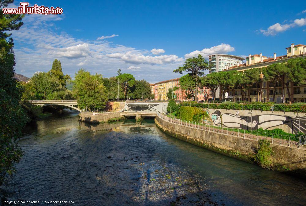 Immagine Veduta del fiume con il ponte nel centro storico di Terni, Umbria - © ValerioMei / Shutterstock.com