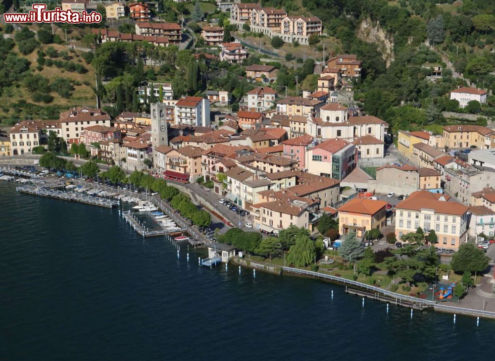 Immagine Veduta di Tavernola Bergamasca, località turistica sulla sponda occidentale del Lago d'Iseo.