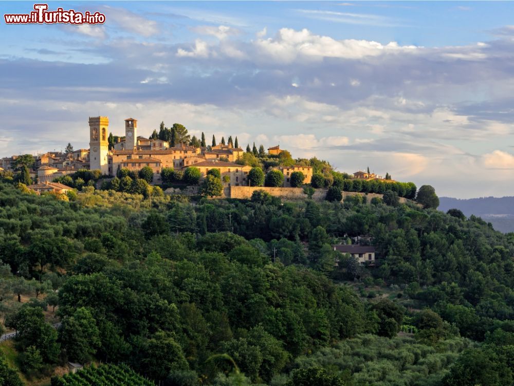 Immagine Veduta panoramica del borgo umbro di Corciano al Tramonto