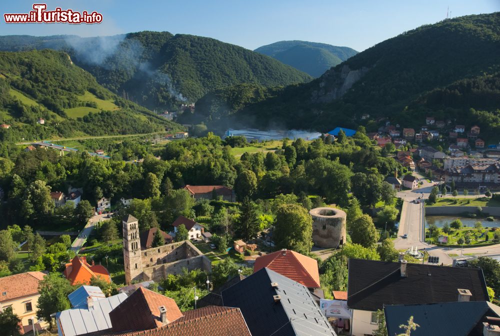 Immagine Veduta panoramica di Jajce dalla fortezza in cima alla collina, Bosnia e Erzegovina.