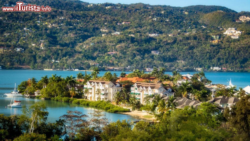 Immagine Veduta panoramica di Montego Bay, Giamaica. Grazie alla sua splendida baia, Mo' Bay (come viene anche chiamata) attira ogni anno migliaia di turisti che possono raggiungerla facilmente in aereo utilizzando l'aeroporto internazionale di Sangster.