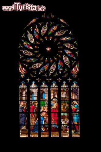 Immagine Vetrate gotiche all'interno della chiesa di Saint-Malo a Dinan (Francia); furono installate tra la metà del XIX secolo e gli anni Venti del Novecento - foto © Natalia Bratslavsky / Shutterstock.com