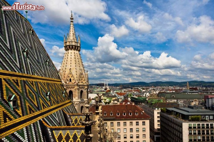 Immagine Vienna in estate come è vista dalla torre dello Stephansdom, il Duomo della capitale dell'Austria - © Denis Babenko / shutterstock.com