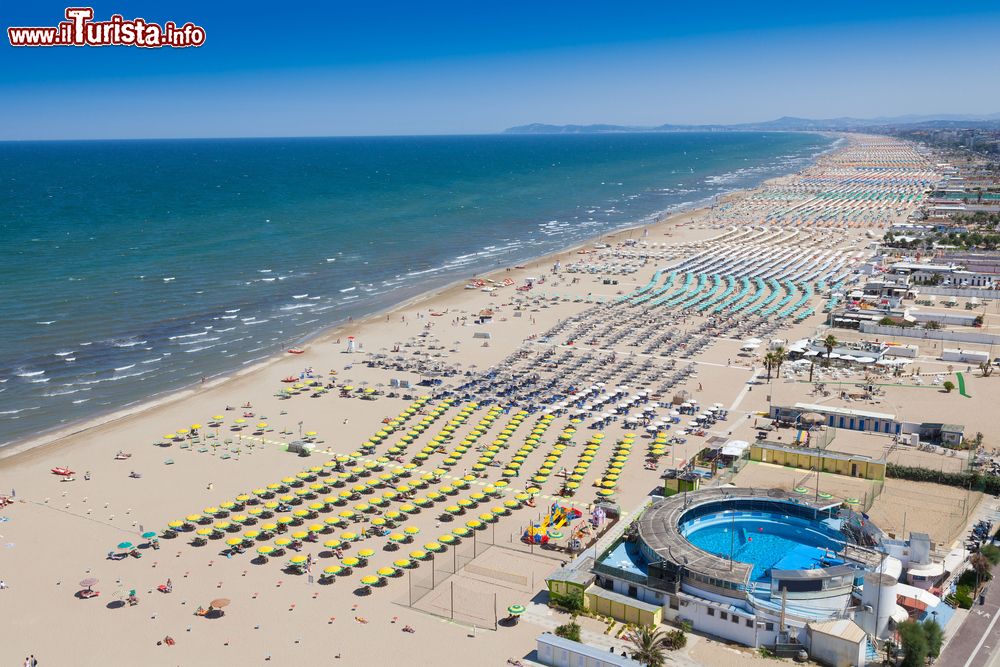 Immagine Vista area della spiaggia di Rimini