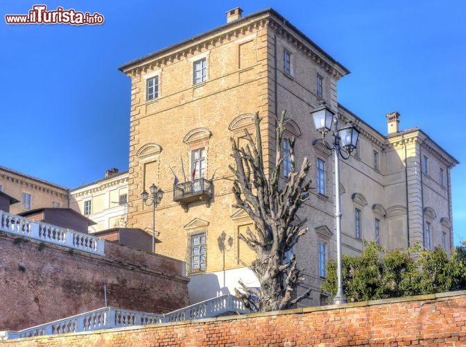 Immagine Vista laterale del grande Castello di Govone in Piemonte - © Steve Sidepiece / Shutterstock.com