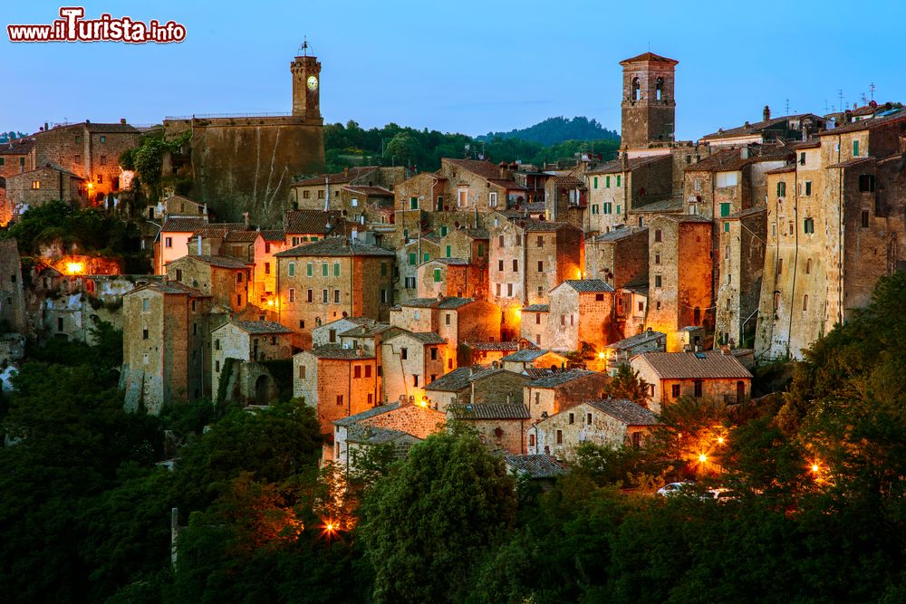 Immagine Vista serale del borgo  solitario di Sorano in Toscana