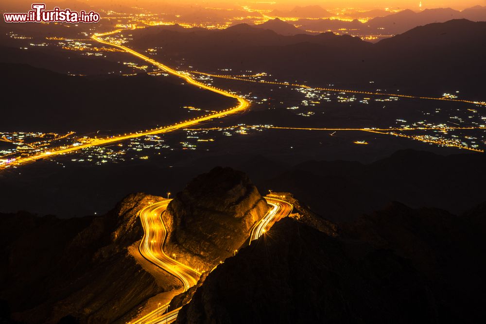 Immagine Zig zag della strada che attraversa la cittadina di Ta'if fotografata di notte, Arabia Saudita.