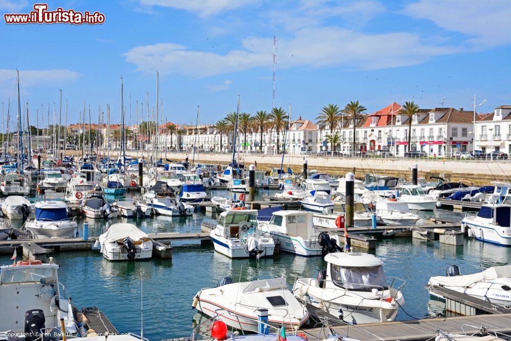 Immagine Yachts e barche ormeggiate al porto di Vila Real de Santo Antonio, Portogallo. Sullo sfondo, edifici della cittadina dell'Algarve - © Caron Badkin / Shutterstock.com
