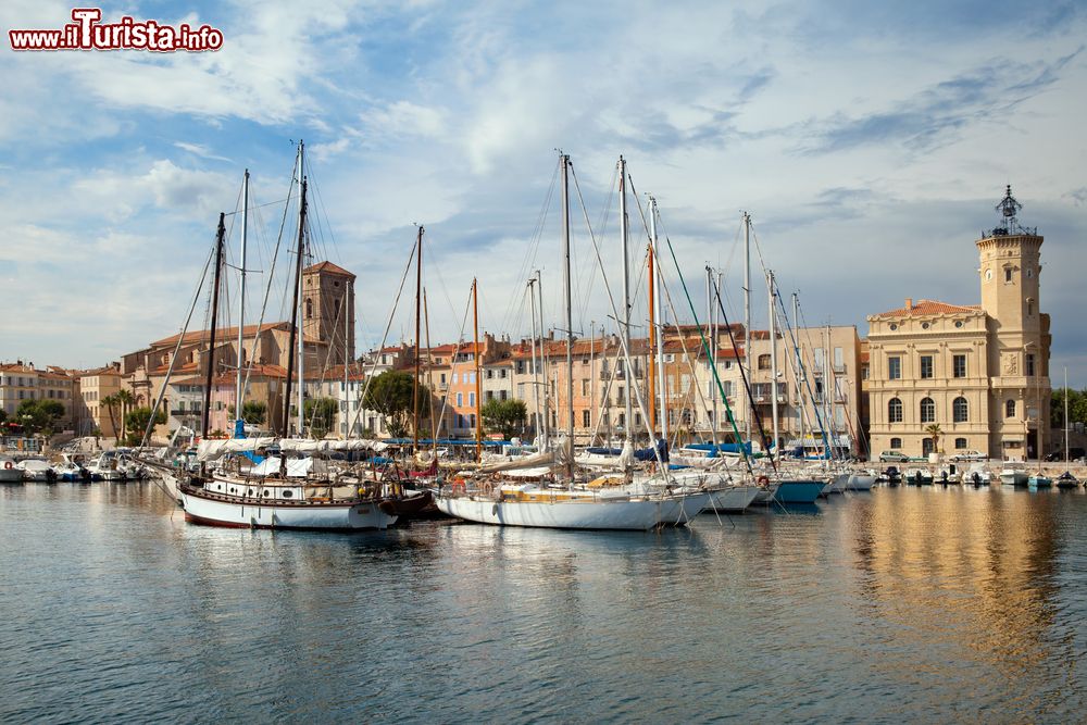 Immagine Yachts ormeggiati al porto di La Ciotat, Provenza, Francia. Sullo sfondo, gli eleganti palazzi della città.