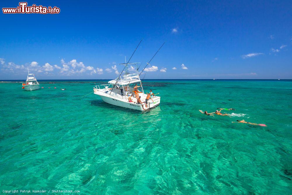 Immagine Yachts ormeggiati nel Mare dei Caraibi a Playacar, Messico. Playacar è una lunga striscia di sabbia bianca che costeggia il mare turchese di Playa del Carmen - © Patryk Kosmider / Shutterstock.com