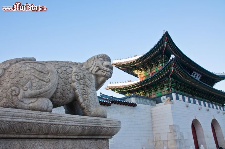 Immagine Dettaglio e statua al Yeongbokgung Palace di Seoul, nella Korea del Sud - © thiti / Shutterstock.com