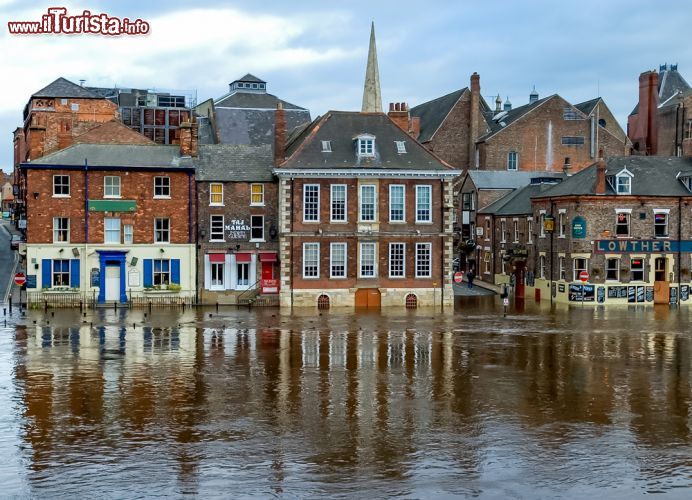 Immagine York, Inghilterra: il fiume Ouse attraversa la città assieme al fiume Foss. A volte, quando le piogge sono intense, i fiumi esondano e invadono le strade di York - foto © TasfotoNL / Shutterstock