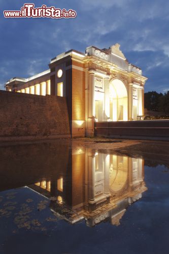 Immagine Ypres (Ieper), Menin Gate: è una delle porte di accesso al centro storico della città, costruita come memoriale alle vittime della Prima Guerra Mondiale - Foto © Westtoer apb