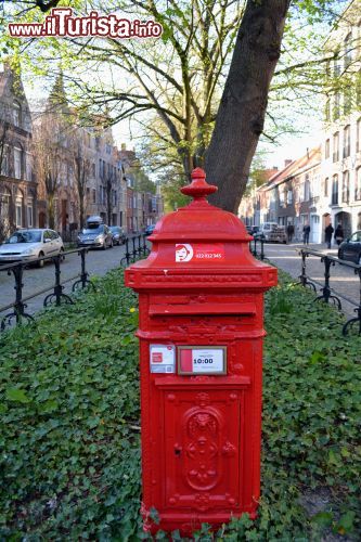Immagine Ypres, una cassetta della posta: in questa cittadina di 35000 abitanti nell'ovest delle Fiandre tutto è stato ricostruito dopo i bombardamenti della Prima Guerra Mondiale. In questa foto, una cassetta della posta nel centro della città.
