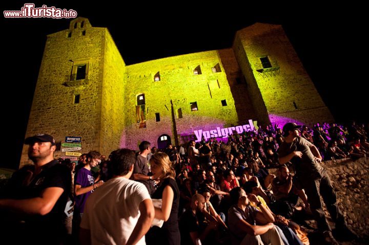 Immagine Ypsigrock il famoso festival d'agosto di musica contemporanea a Castelbuono in Sicilia - © www.ypsigrock.com

 Il Castello di Ventimiglia, la grande fortezza di Castelbuono sulle Madonia, in Sicilia - © goghy73 / Shutterstock.com