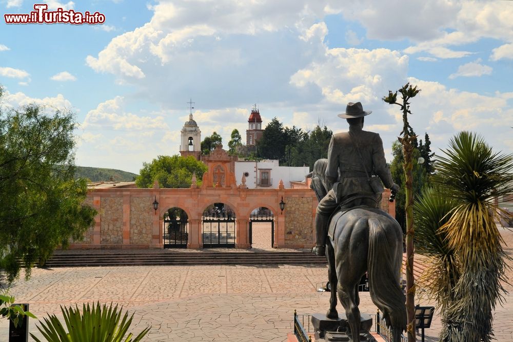 Immagine Zacatecas, Messico: il santuario di Nostra Signora di Patrocinio con una statua equestre nel piazzale antistante.