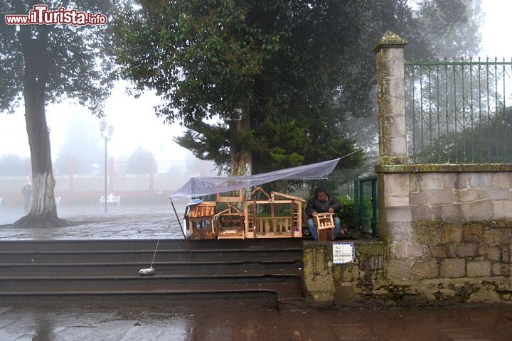 Immagine Zacatlán: l'artigianato è una delle attività lavorative di molti abitanti della cittadina messicana situata tra le montagne della Sierra Norte dello Stato di Puebla. In inverno le temperature qui possono essere molto rigide e le condizioni atmosferiche molto difficili, come si può vedere anche nella foto.