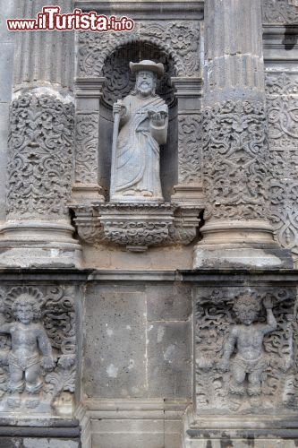 Immagine Un particolare della facciata della Iglesia de San Pedro y San Pablo nel centro storico di Zacatlán. La chiesa si trova proprio di fronte all'ex-convento francescano edificato nel XVI secolo.