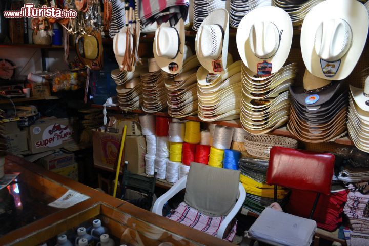Immagine L'interno di un negozio nel centro storico di Zacatlán, nella Sierra Norte dello stato messicano di Puebla. Molta gente qui veste ancora con abiti tradizionali e gli uomini sono soliti portare il cappello.
