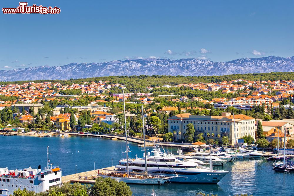 Immagine Zadar, Croazia: la città situata nel cuore della Costa Adriatica con il porto e i monti Velebit sullo sfondo.