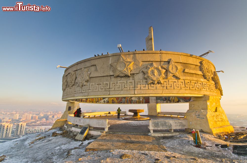 Immagine Lo Zaisan Memorial a Ulan Bator, Mongolia, fotografato in inverno. Sorge nella zona meridionale della capitale mongola e ricorda i soldati sovietici caduti sul campo di battaglia durante la Seconda Guerra Mondiale. All'interno del memoriale, una pittura raffigura scene di amicizia fra la popolazione russa e quella della Mongolia.