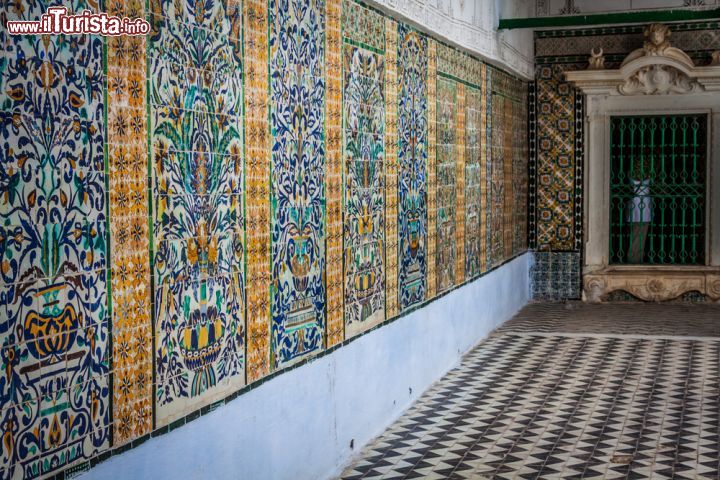 Immagine Zaouia di Sidi Saheb a Kairouan, Tunisia - Soprannominata "Moschea del Barbiere", la zaouia di Sidi Saheb ospita al suo interno la tomba del compagno del profeta: in questo edificio del XVII° secolo si possono ammirare gallerie e corti adornate di pannelli in ceramica e stucco scolpito che mescolano alla perfezione influenze andaluse e turche © Lukasz Janyst / Shutterstock.com