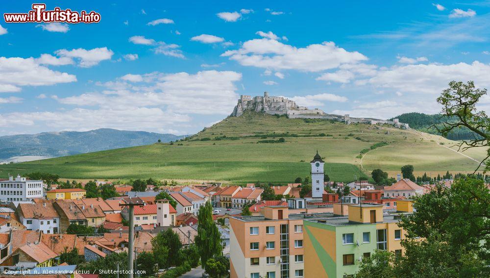 Immagine Zehra, il centro abitato e il castello di Spis, Slovacchia. Questa cittadina con i suoi paesaggi è stata scenario di numerosi film nel corso degli anni - © A. Aleksandravicius / Shutterstock.com