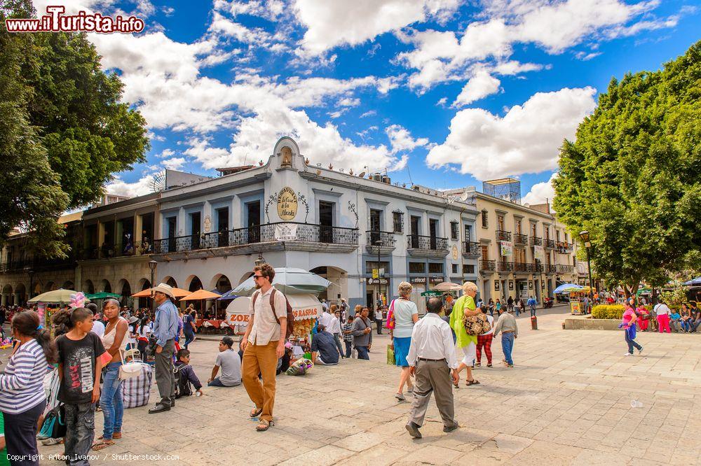 Immagine Lo Zócalo (altrimenti detta Plaza de la Constitución) è la piazza principale di Oaxaca de Juárez, capitale dello stato di Oaxaca, nel sud del Messico - © Anton_Ivanov / Shutterstock.com